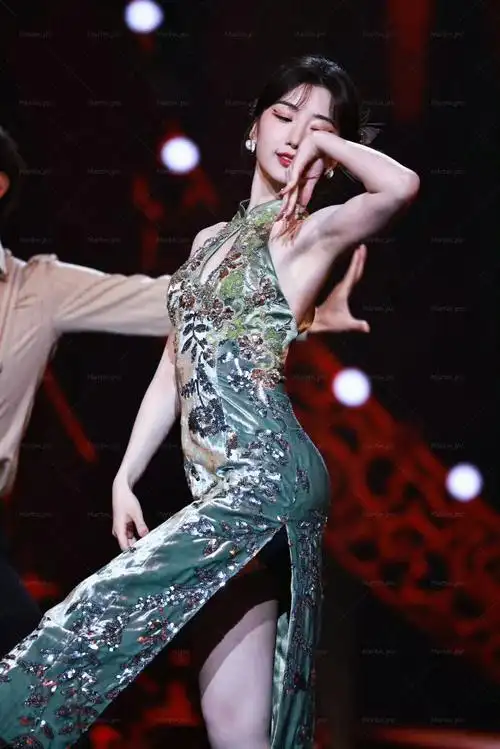 毛晓彤穿旗袍热舞大秀性感肥臀