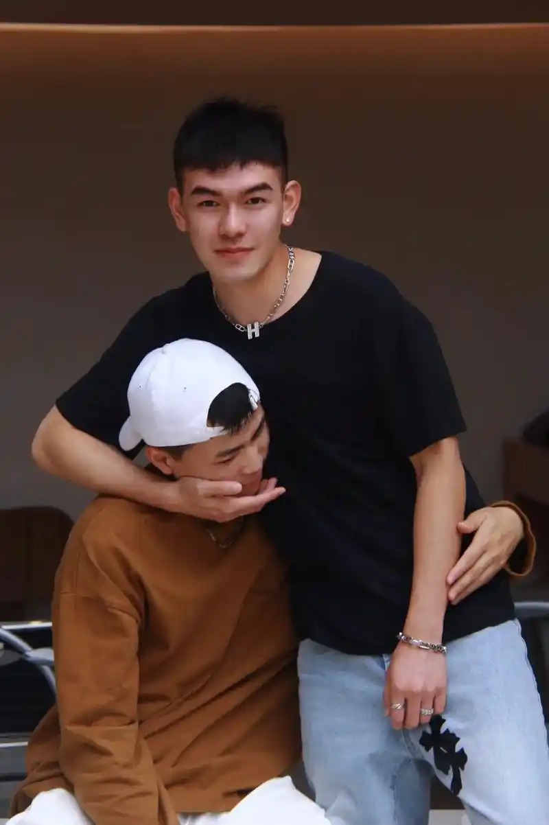 与你同行,不介路远.#合照 #帅气逼人组合 #男生穿搭 #我 - 抖音