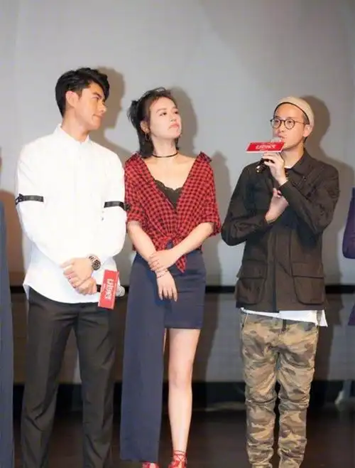 马思纯和周冬雨同框,虽然俩人都是"影后",但穿衣风格截然不同