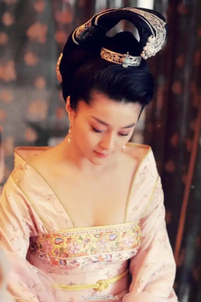 范冰冰《大唐芙蓉园》【杨玉环】云想衣裳花想容,春风拂槛露华浓.