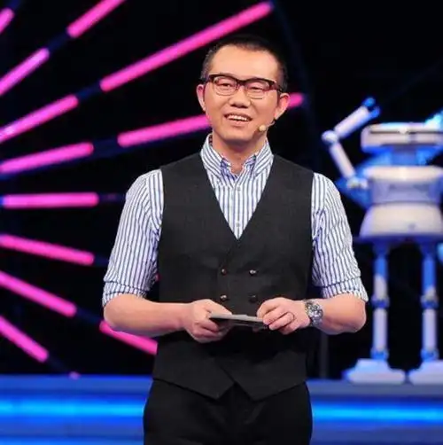 像涂磊身上就是以黑色作为主色调,自然熊丹身上的套装也