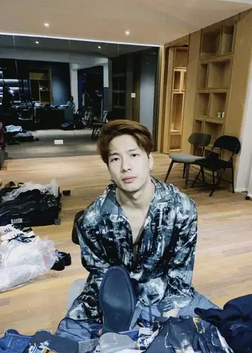 王嘉尔一改往日搞怪本色胡子拉碴成大叔衣服乱摆环境差