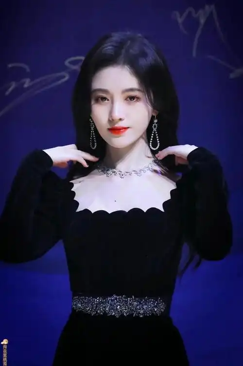 鞠婧祎红毯|黑丝绒出圈造型_网易订阅