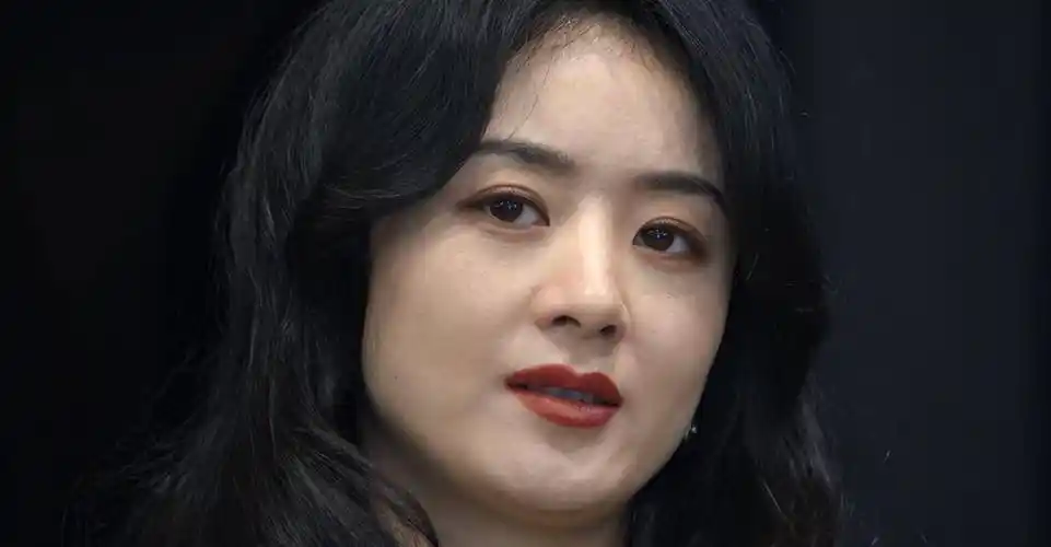 剧里也没有什么美颜滤镜,赵丽颖展现出了中年女真实的一面,有皱纹和