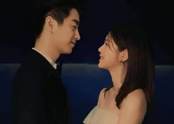 陈妍希出席首映礼,素颜出镜穿搭普通,小腹微隆被疑怀二胎_陈晓_赵丽颖