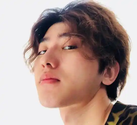 蔡徐坤素颜照被疯传,没化妆还能抗住去世角度,下巴怎么变形了?