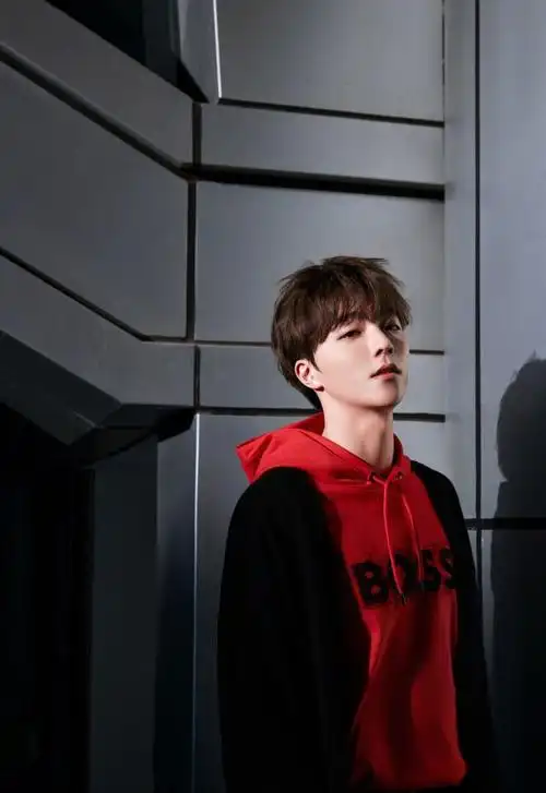 240125 陈立农走红新年,彰显时尚魅力与满满祝福|唱片