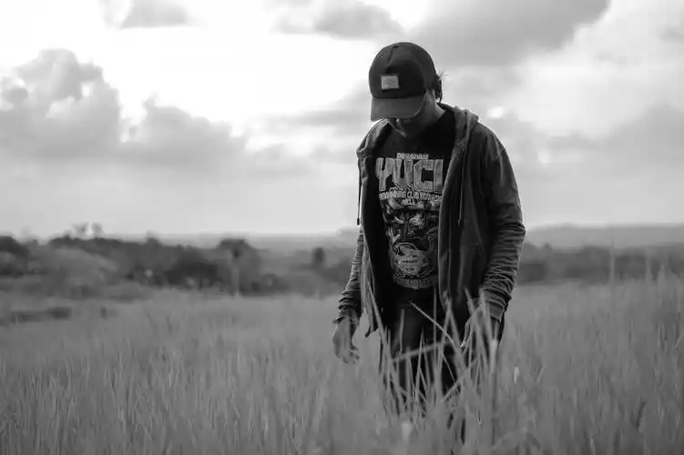 孤独沧桑男人图片