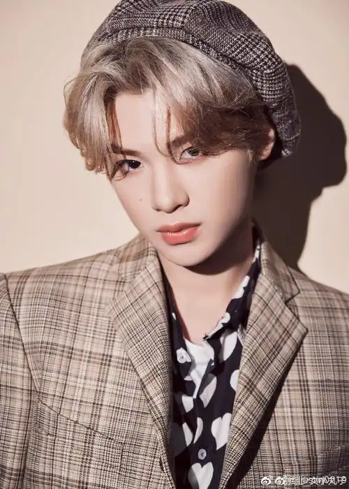 黄明昊金发贝雷帽造型