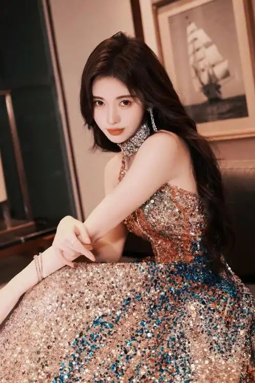 鞠婧祎鎏金露背长裙