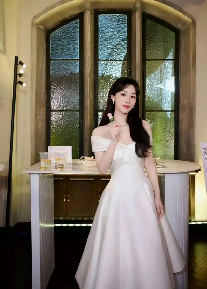 杨紫抹胸蝴蝶结白裙造型,大气温婉,又美又仙～状态满分99,超漂亮的