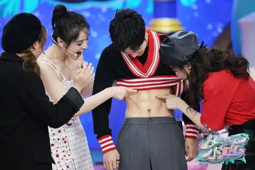 马伯骞遭突袭撩腹肌 脸红求自保引全场尖叫