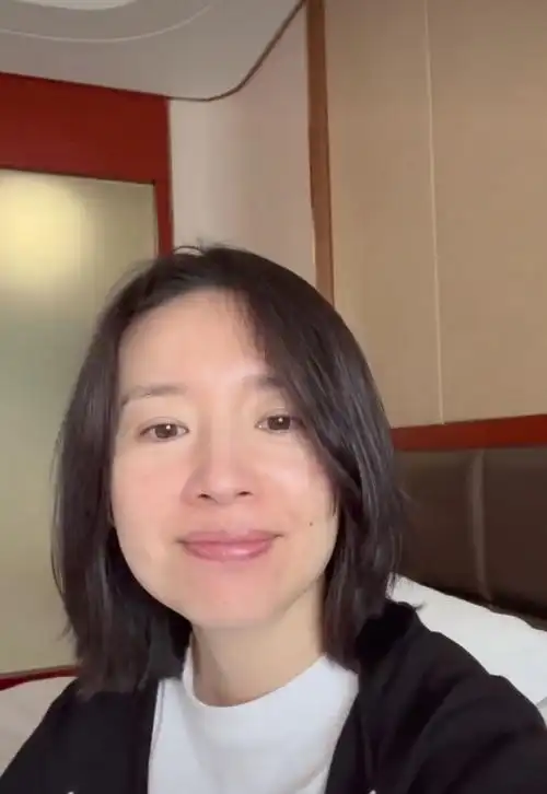 42岁董洁素颜出镜为自己庆生晒儿子近照模样清秀帅气