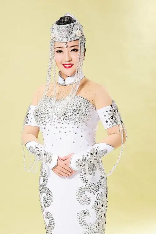 组图:歌手格格新写真曝光 展浓浓蒙古风情_高清图集_新浪网