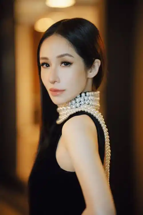 不同于传统的恋爱模式,萧亚轩展现出对于年龄差异的宽容和包容