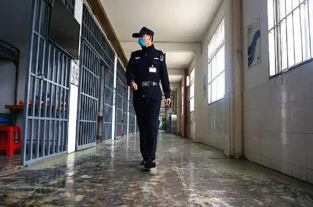 为何犯人坐牢前要把头发剃光?狱警透露猫腻