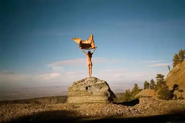 标题:她全裸环游世界,拍下数千张照片,原因竟是.