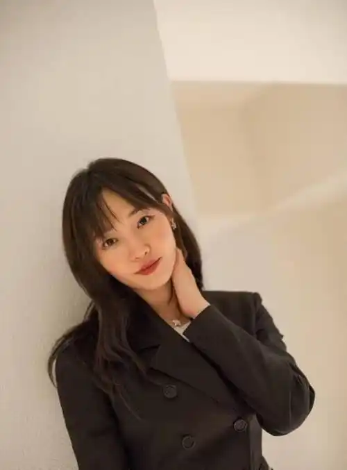 白百何放飞自我了,中年换"鸡窝头"好油腻,和当年没法比_造型_气质