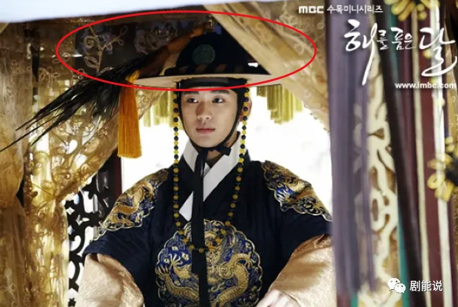 看过韩国古装的都知道,韩服男子便装的帽子是半透明的,而且帽檐比这个