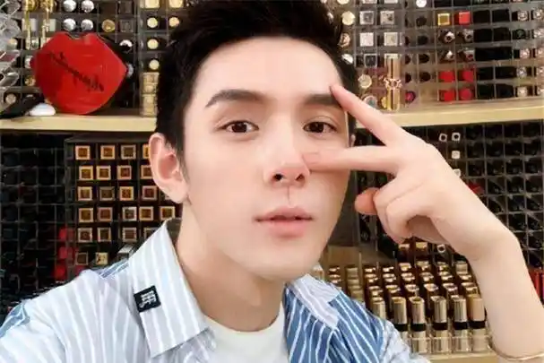 李佳琦年赚2亿上海买房,父亲却在工地开车,直言:不用他一分钱_化妆品_