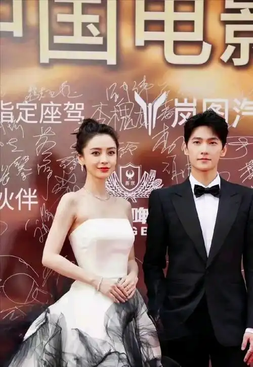华表奖杨洋杨颖同框,还记得那年的微微一笑吗