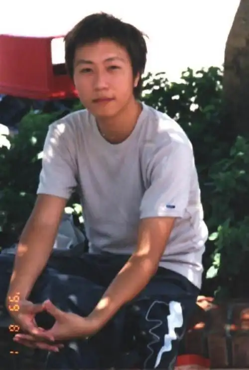 早年经历陈信宏早年照片父亲早年开设唱片行,店里的唱片成了他的音乐