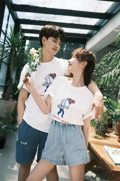 快原地结婚张檬晒与小五合照秀恩爱两人穿情侣装亲密拥吻甜齁