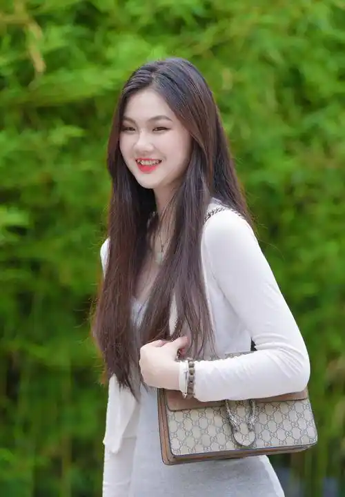 个高腿长的微胖女生,穿上超短裙,走在街上很迷人_美女_个子_想法