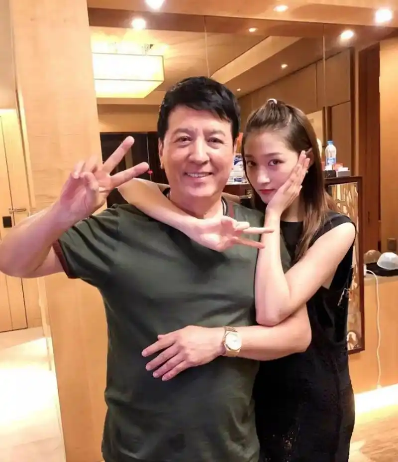 5月20告白日其他明星情侣都在秀恩爱关晓彤却在陪爸爸