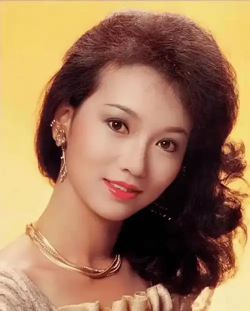 把时钟拨回到1954年,赵雅芝祖籍河南开封,出生在香港一个商人之家