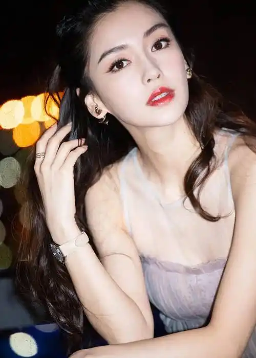 每当出席活动时,她总是耐心地签名,拍照,用心回应每一位粉丝的关心和