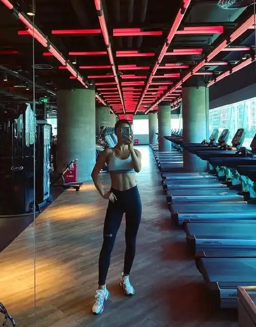 175cm健身女神大秀好身材,玲珑曲线获奖比基尼冠军,太羡慕|马甲线