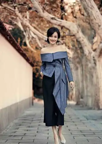 挂历女郎变富太专业户,李颖多年的气质培养,值得35岁 女性学习