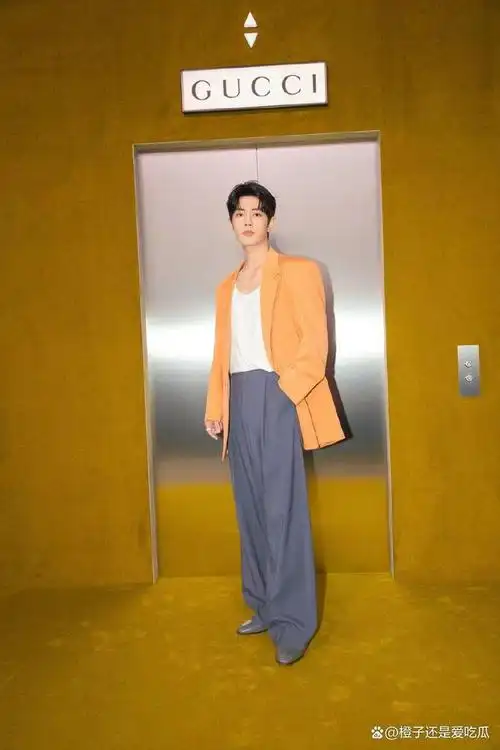 肖战受邀出征时装周两场秀挨着品牌ceo有排面四套造型好出圈