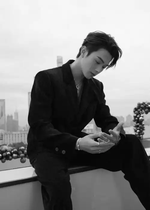 不可否认是个很帅气的男星,颜值真的是神颜,说其是男神级别的男明星