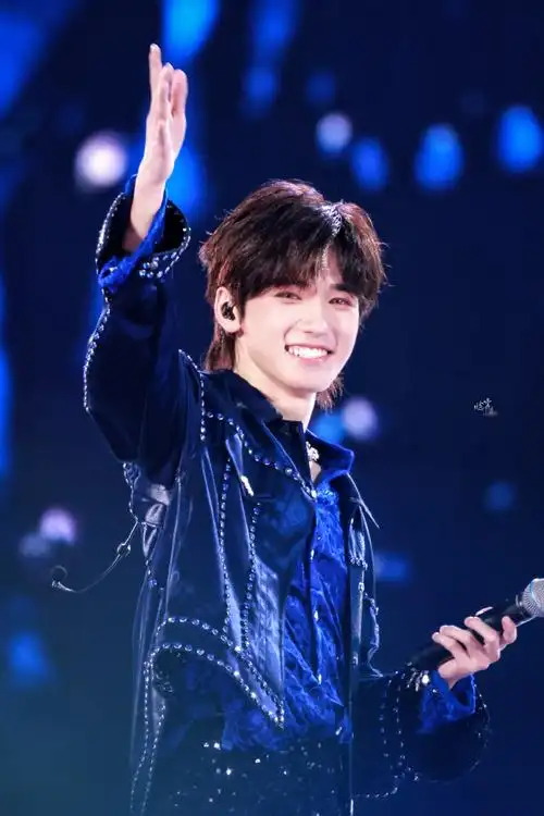 宋亚轩楼间楼演唱会##时代少年团楼间楼演唱会##宋亚轩蓝色烟熏妆