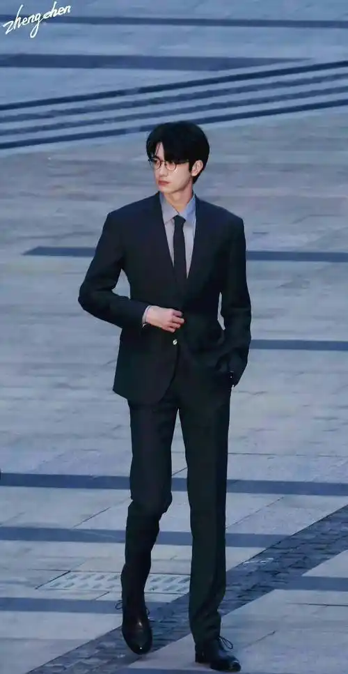 西装暴徒:林一!西装和他身材的适配度,太有漫画男主角的感觉了_网友_