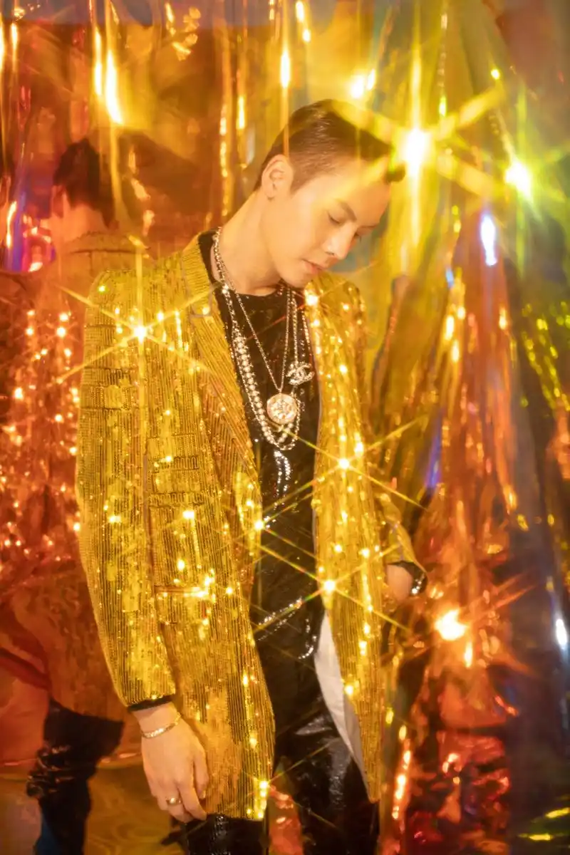 陈伟霆江苏卫视跨年达成,流光溢彩,光影相对,舞台霆用热爱与精彩点燃