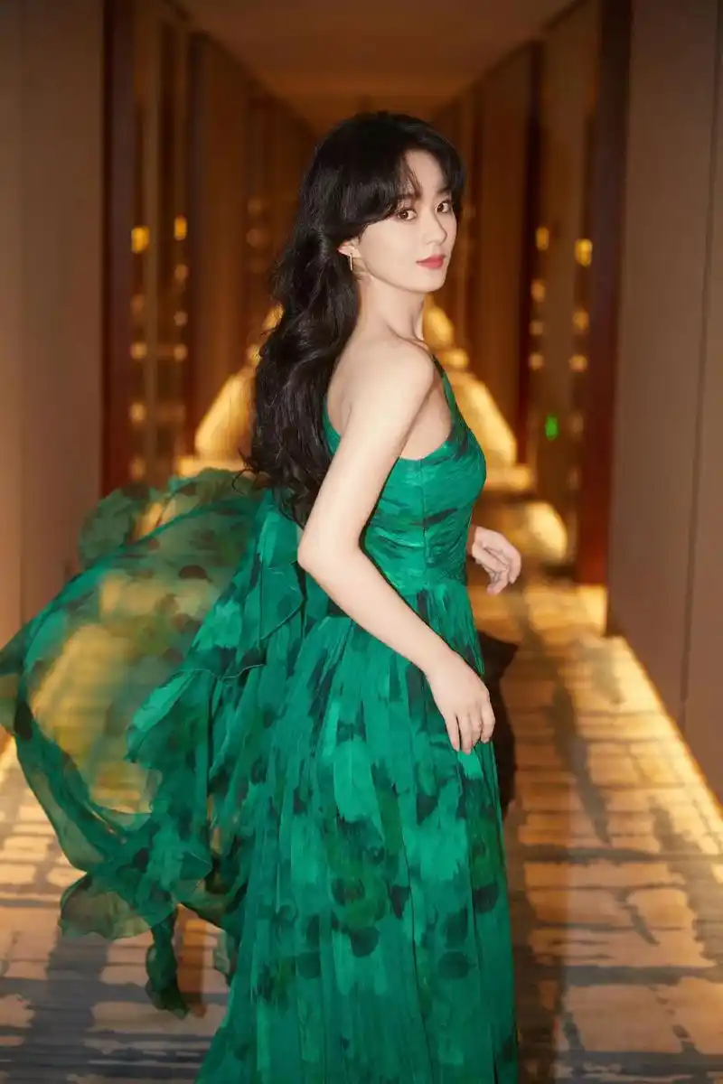 赵丽颖绿色裙子 - 抖音
