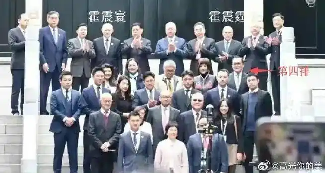 不少名人都戴过她家品牌,包括何超琼▲之前霍英东一家人,包括霍启刚和