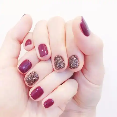 春天想低调不花哨的跳色美甲最耐看了