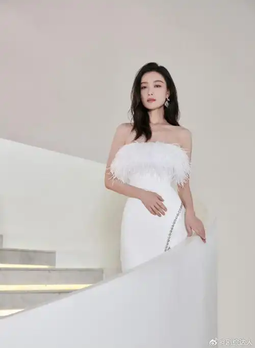 倪妮白色抹胸羽毛裙##倪妮好像白天鹅