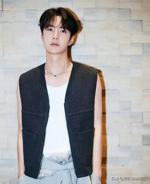 貌离神离杜华cos芭比不宣传热烈王一博大合照上穿休闲装