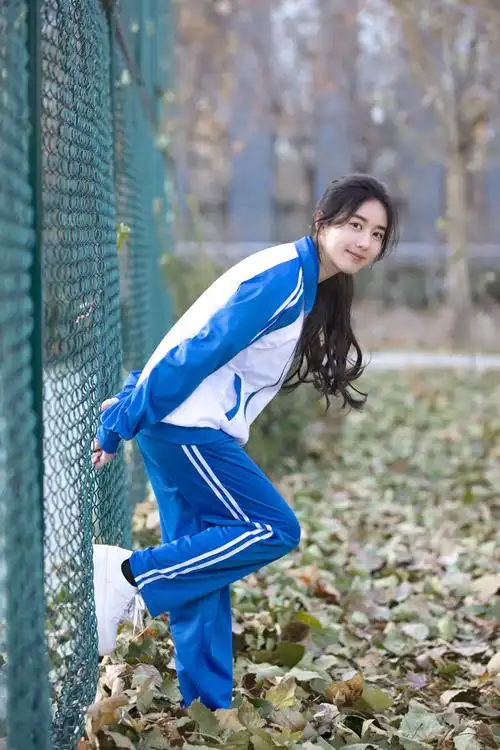 照片中,李凯馨扎起学生马尾,身穿白蓝相间的校服,元气十足;双眸明亮
