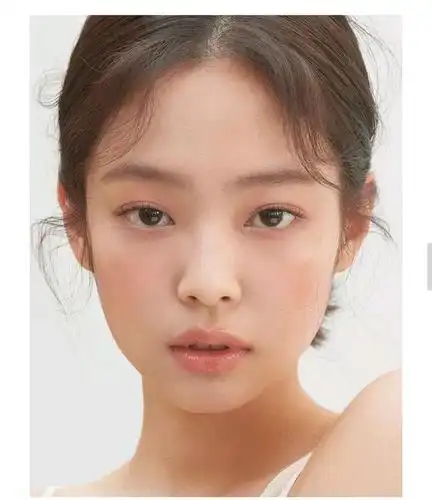 jennie穿6900rmb的开衫美出圈,纯真与性感共存
