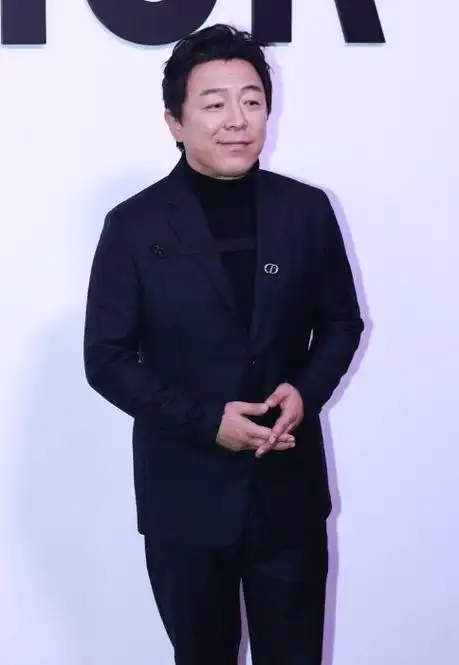 黄渤现身上海时尚活动帅气亮相黑色毛衣与西装搭配