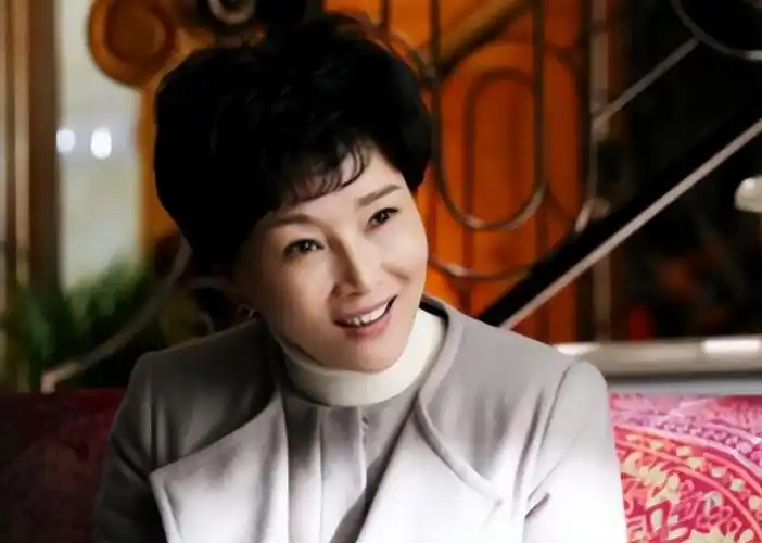 回顾国民妈妈朱茵自己婚姻失败对女儿有愧疚老年终获幸福