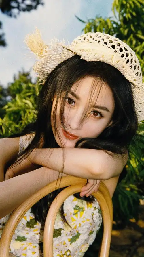 赵丽颖露背裙装盛夏写真