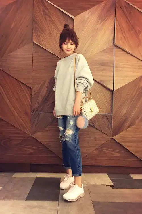 杨丞琳本身就是小个子,还敢穿睡裤和拖鞋出街,真是自信极了!