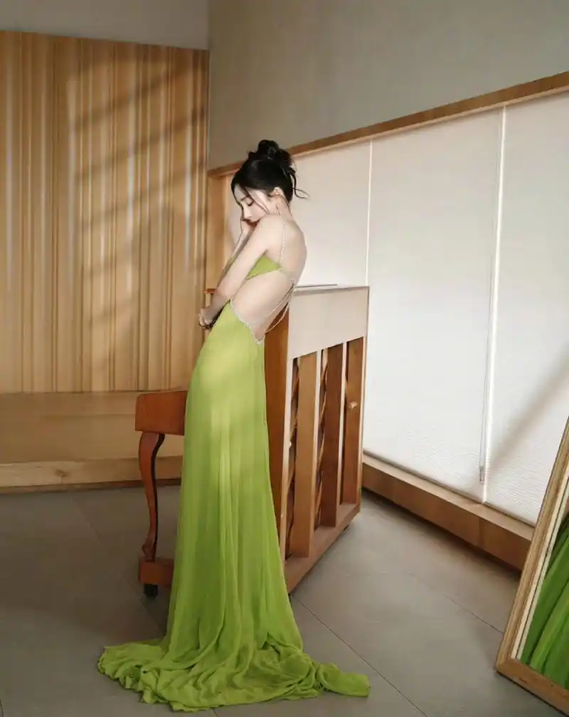 杨幂一袭绿色露背长裙尽显好身材,太诱惑了 #杨幂绿色露背开叉长裙
